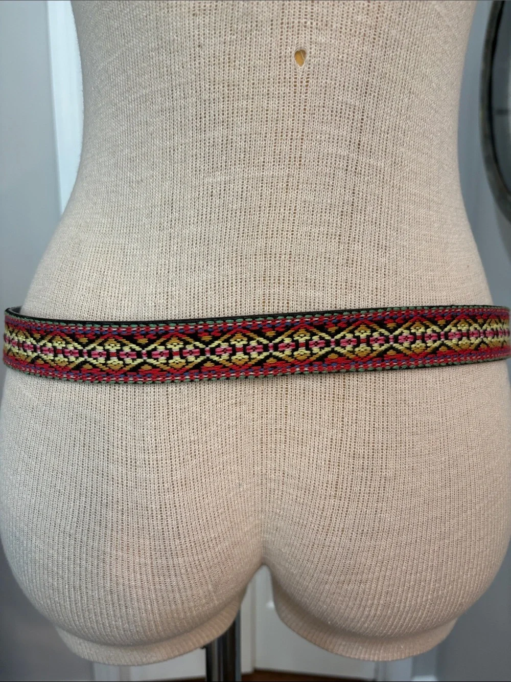 Colorful woven tapestry sz M belt